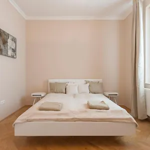 Opera & Basilica 2 Bedrooms With Balcony Apartamento