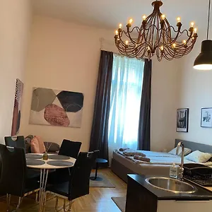 Stylish By The Vígszínház Theater Apartamento